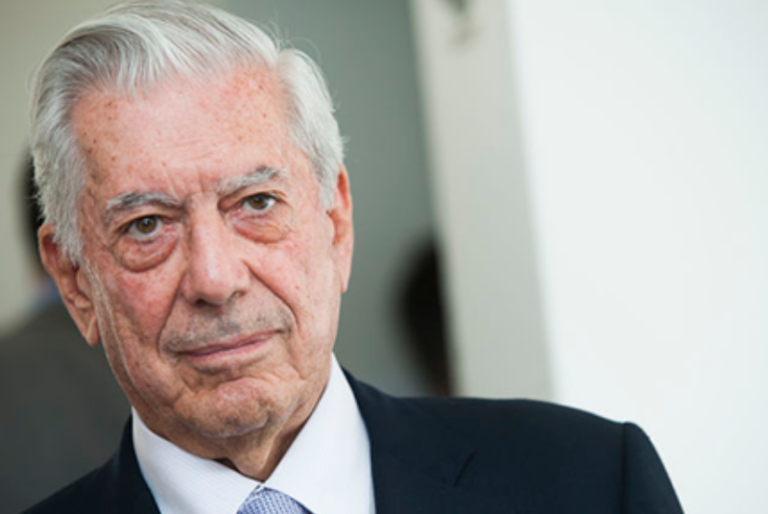 Mario Vargas Llosa, hospitalizado por COVID en Madrid