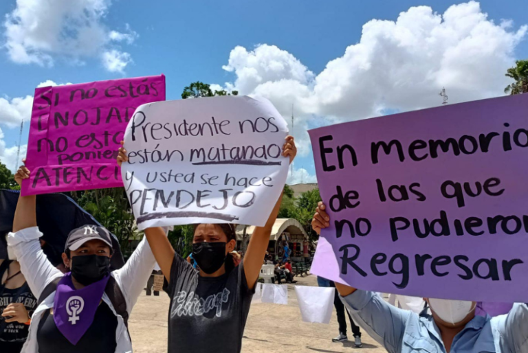 Mujeres se manifiestan en el Centro Histórico de Mérida por las víctimas de feminicidio en el país