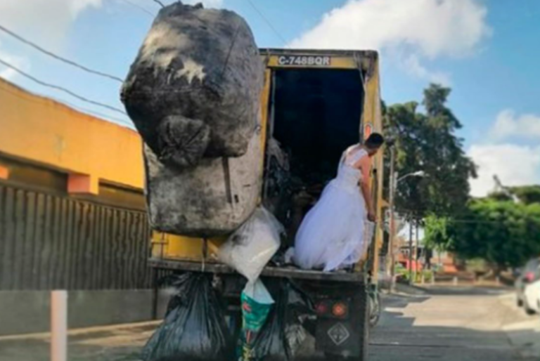 Recolector de basura con vestido de novia causa sensación en las redes sociales: VIDEO