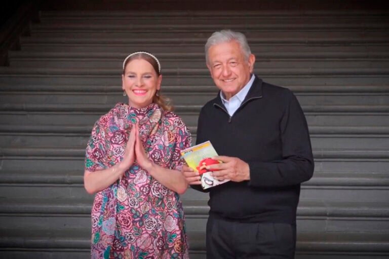 AMLO y Beatriz Gutiérrez leen un libro a niños en su día