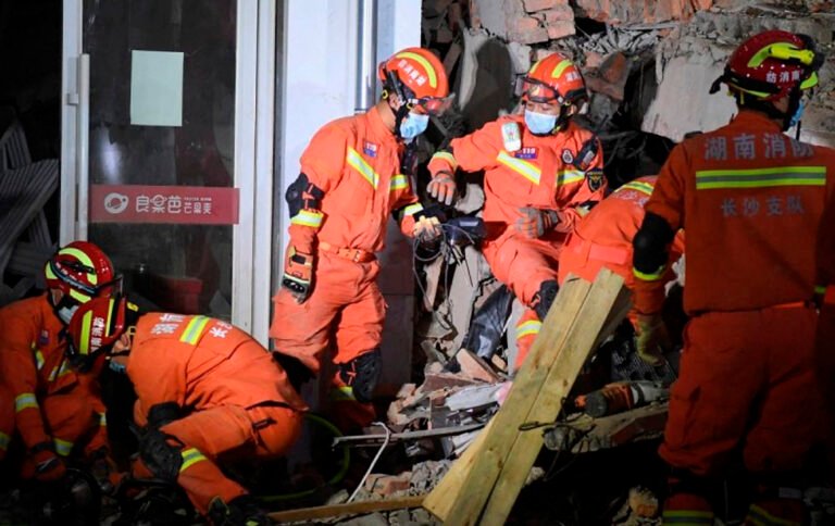 Rescatistas buscan a decenas de personas atrapadas entre los escombros, tras derrumbe de edificio en China