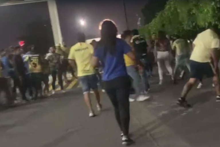 Aficionados del América protagonizan pelea afuera del Estadio Azteca