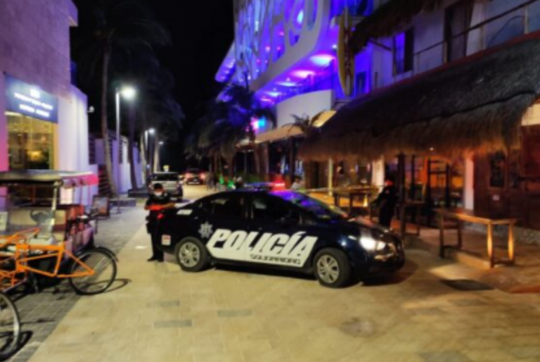 Ataque a balazos en bar de la Quinta Avenida deja dos lesionados