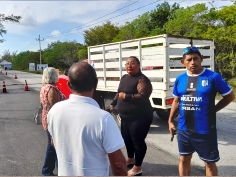 Habitantes de Mahahual bloquean carretera ante la falta de extracción de sargazo en las playas