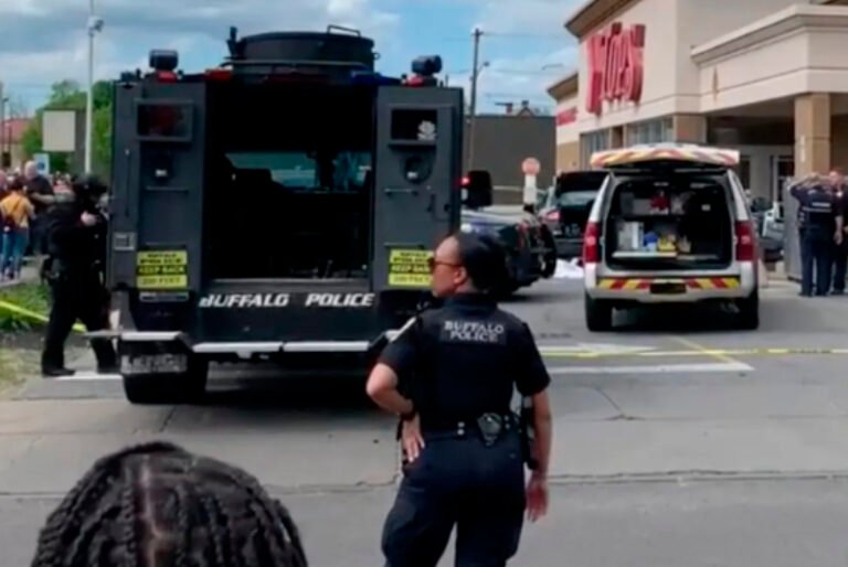 Tiroteo en supermercado de Buffalo deja al menos ocho muertos