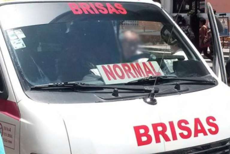 Pasajero queda prensado tras choque de combi en Circuito Colonias, Mérida