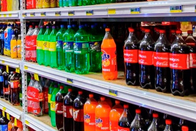 Regios aumentan consumo de refresco por falta de agua