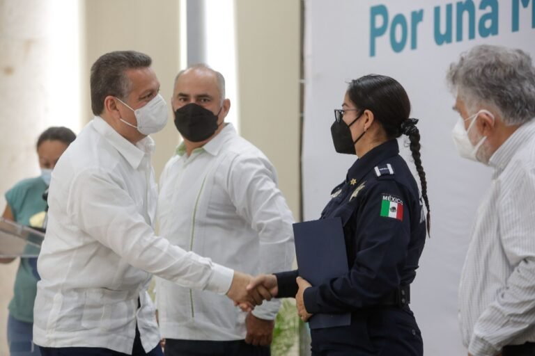 Entregan constancias a elementos de la Policía Municipal que concluyeron su capacitación en derechos humanos