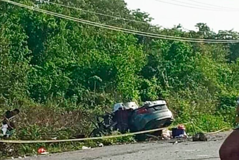 Muere pareja al chocar con un tractocamión en la carretera Sabancuy-Champotón, en Campeche