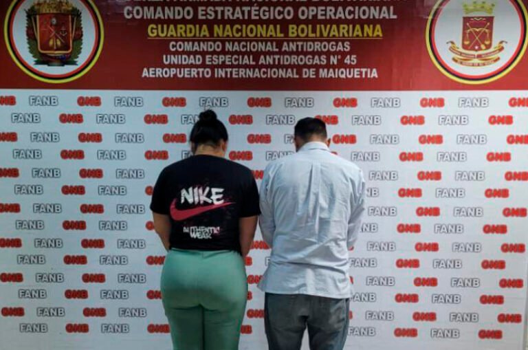 Detienen a pareja en Aeropuerto de Venezuela por portar 109 visas mexicanas falsas