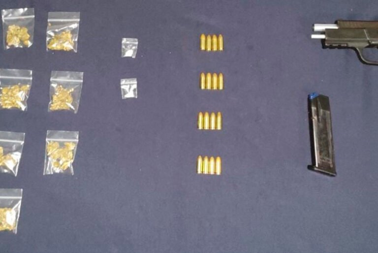 Detienen en Cancún a pareja con droga  a bordo de una camioneta de lujo