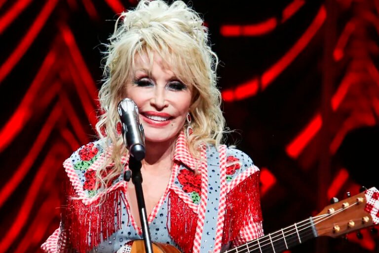 Dolly Parton dona 21 mdp a investigación de enfermedades infecciosas