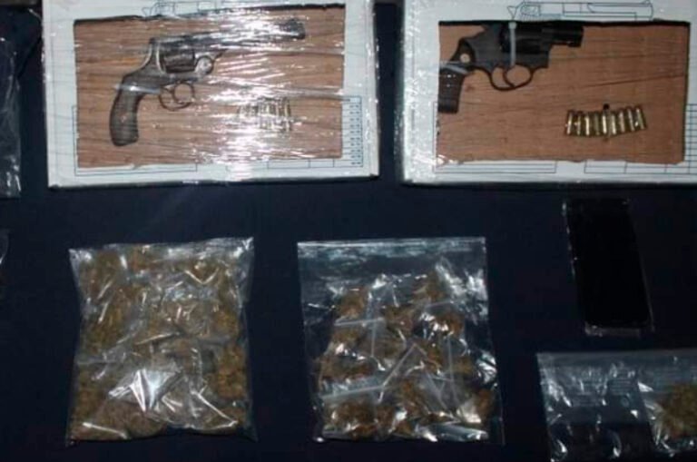 Detienen a una mujer y dos hombres en plena compra-venta de droga en Cancún