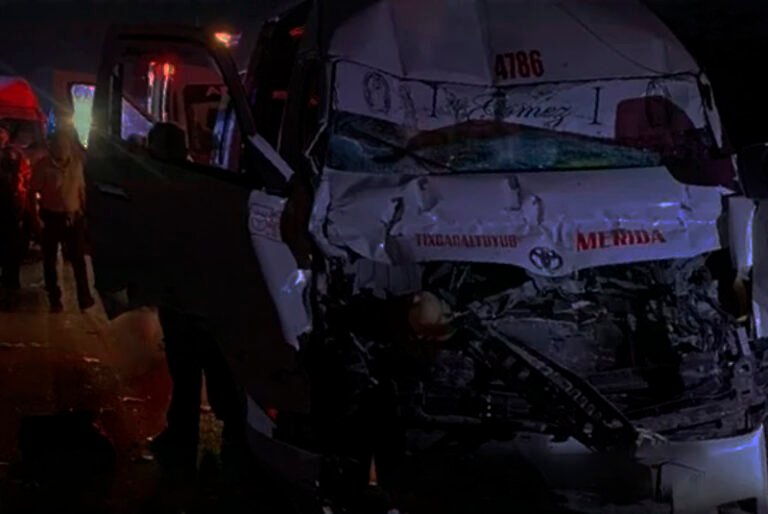 Accidente vehicular deja 15 personas lesionadas en la carretera Mérida-Cancún