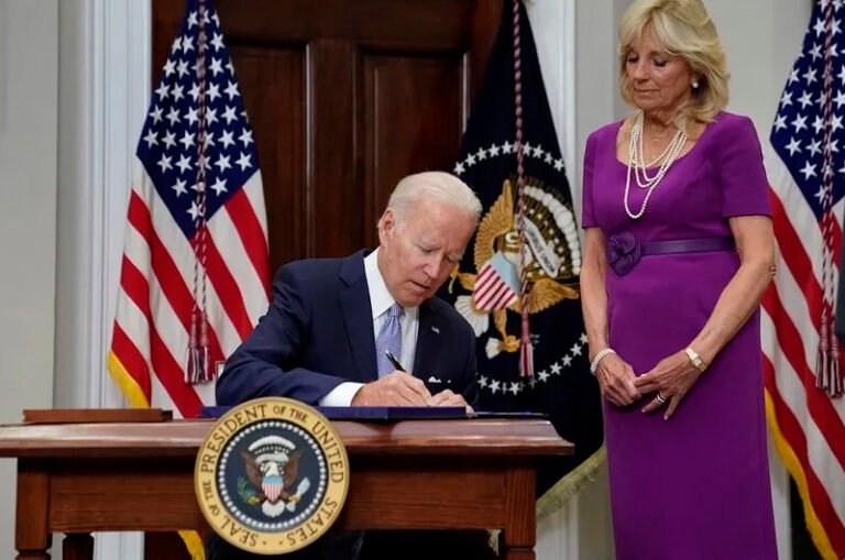 Joe Biden firma ley sobre control de armas de fuego en EU