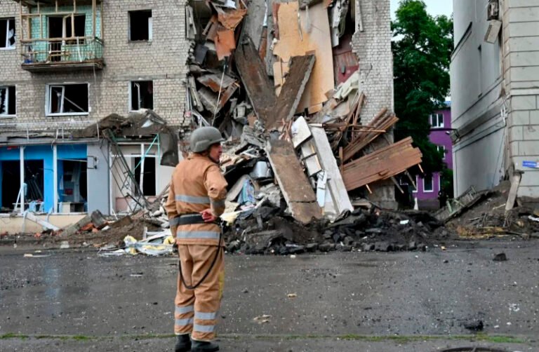 Seis muertos y 31 heridos en un bombardeo en Járkiv, según el fiscal general de Ucrania