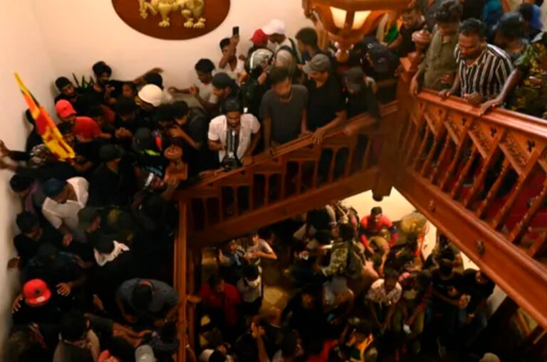 Manifestantes invaden oficina de primer ministro de Sri Lanka, tras huida del presidente