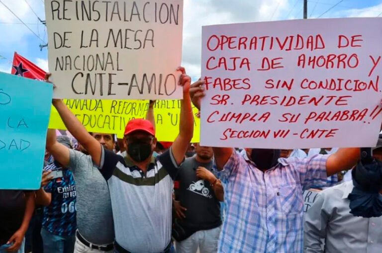Maestros de la CNTE bloquean acceso a evento de AMLO en Chiapas