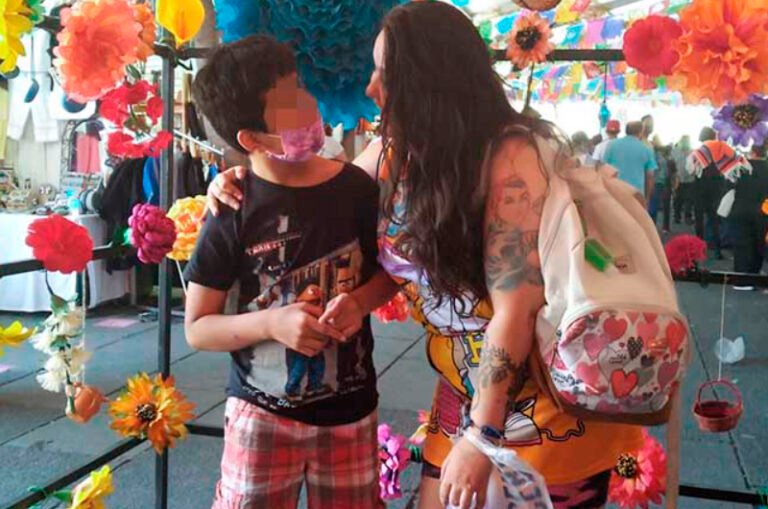 ¿Cuál era la condición del hijo de Luz Raquel y por qué molestaba a sus vecinos?