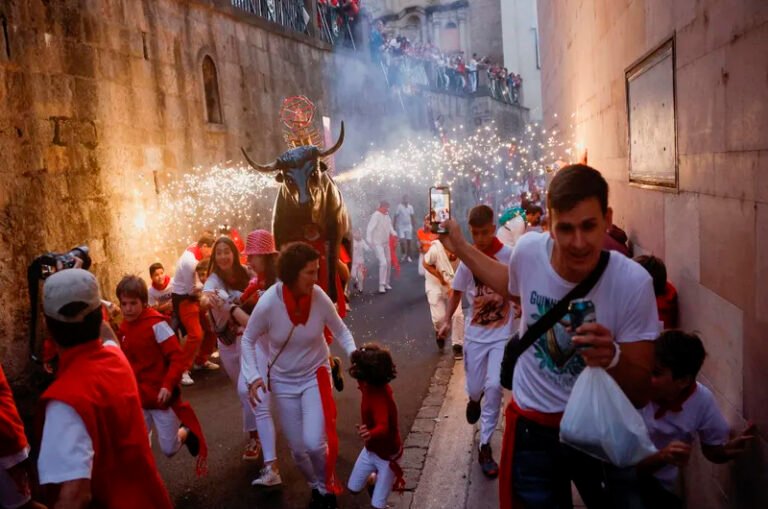 Primer encierro en fiesta de San Fermín deja seis heridos