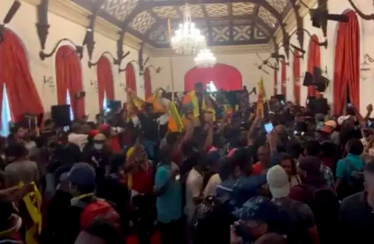 Líder de Sri Lanka acepta renunciar y los manifestantes celebran en las calles