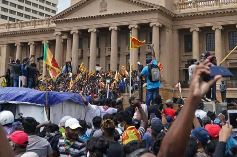 Presidente de Sri Lanka huye de residencia por manifestaciones; primer ministro accede a dimitir