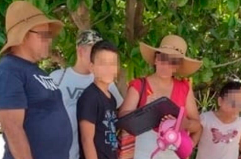 Turistas olvidan a su hijo en autobús de la zona hotelera de Cancún, lo encuentran en Playa Tortugas