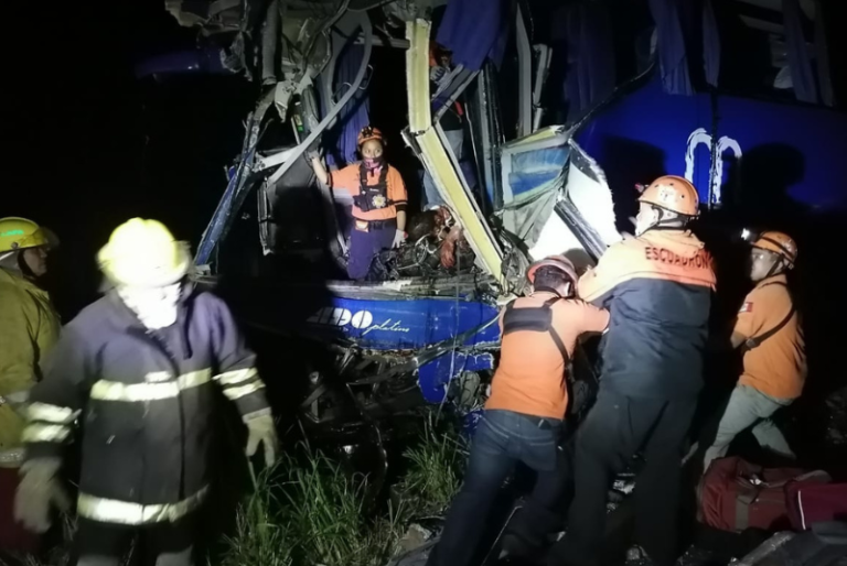 ADO con destino a Ciudad del Carmen impacta contra camión; hay tres muertos