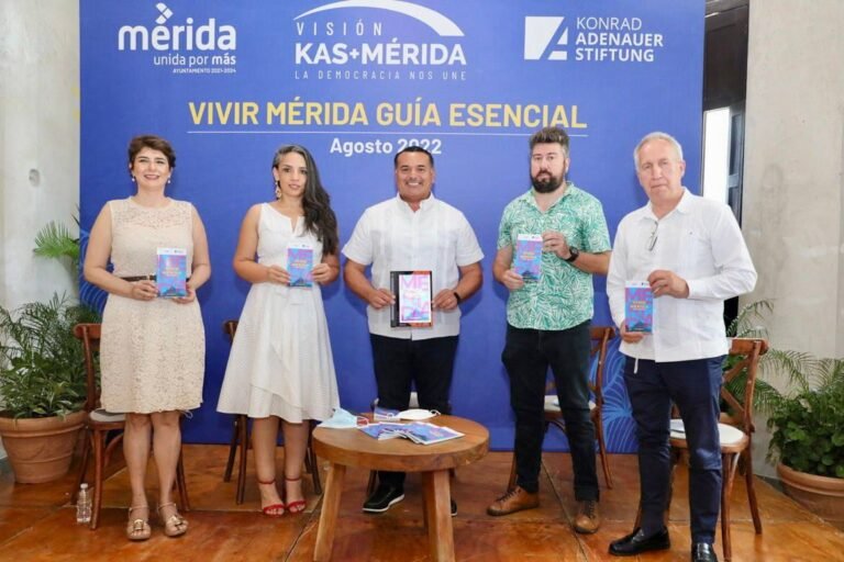 Renán Barrera presentó la guía impresa “Vivir Mérida”