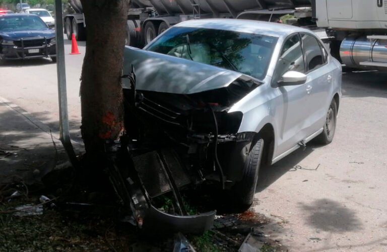 Joven alcoholizado se estrella contra un árbol