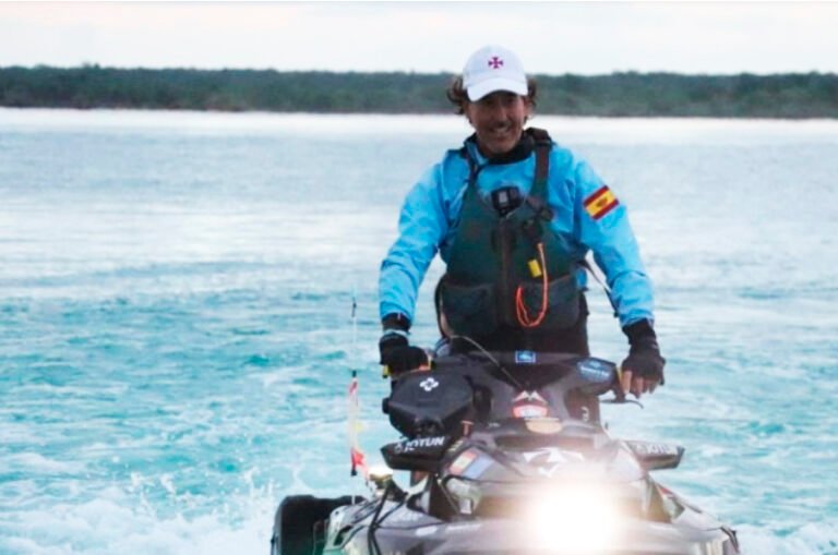 Trotamundos español llega a Bacalar en moto acuática