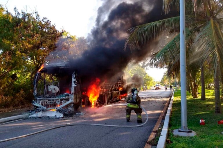 Reportan incendio de autobús de Grupo Xcaret en el kilómetro 21 de la Zona Hotelera de Cancún