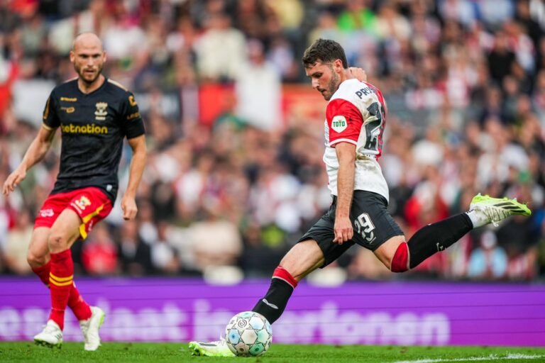 Santiago Giménez, el mexicano que supera una marca de Hugo Sánchez en Europa