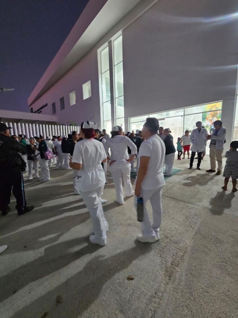 Evacuación de emergencia en hospital del IMSS en Ciudad del Carmen tras explosión de transformador