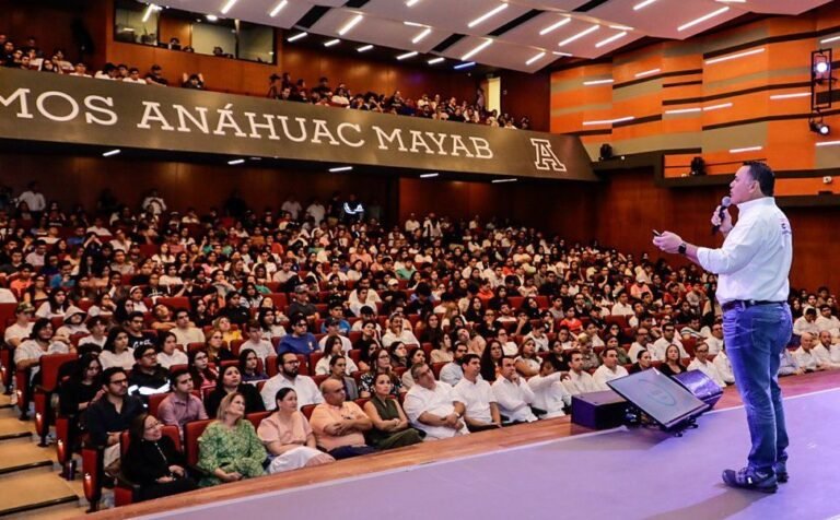 Renán Barrera comparte su plan de gobierno con universitarios