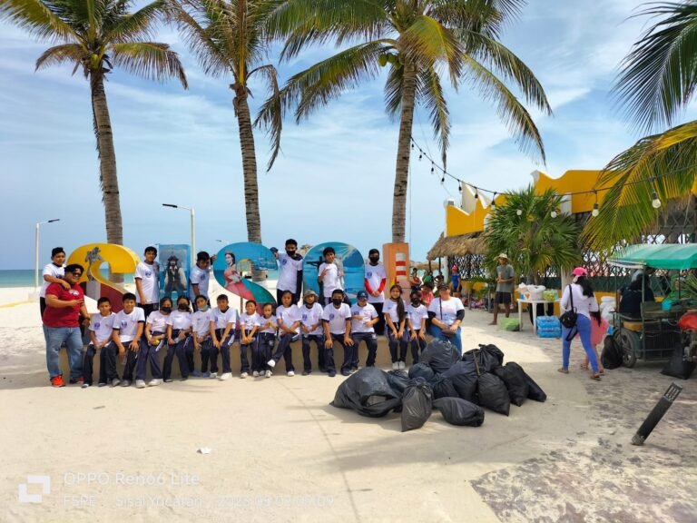 La empresa Paraíso Sisal fomenta la protección de las playas con la recolecta de residuos en playas de Sisal