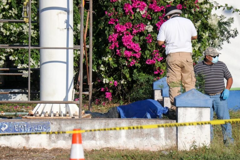 Tragedia en Mérida: Trabajador cae 20 metros al instalar anuncio en gasera de Las Américas