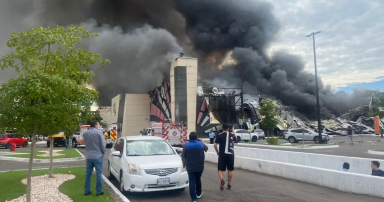 Incendio Sorprende a Culiacán: Casino y Plaza Comercial Devastados; Un Herido y Tres Bomberos Intoxicados