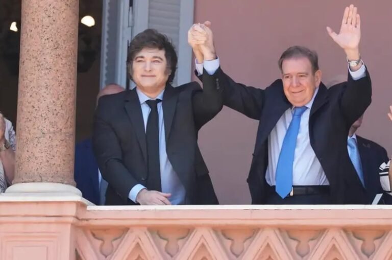 Milei y líder opositor venezolano Edmundo González Urrutia saludan a miles en la Plaza de Mayo Argentina