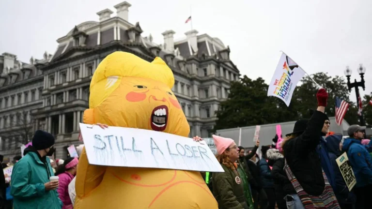 Miles de Mujeres Marchan en Washington Contra el Regreso de Trump a la Casa Blanca