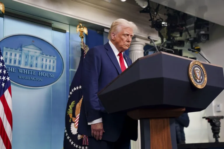 Trump cuestiona a controladores tras trágico accidente aéreo en Washington