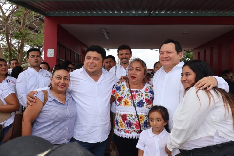 Edwin Bojórquez celebra apertura de nueva secundaria en Kanasín junto al gobernador Joaquín Díaz Mena