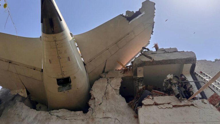 Tragedia aérea en India: Avión de Air India con destino a Londres se estrella con 242 personas a bordo