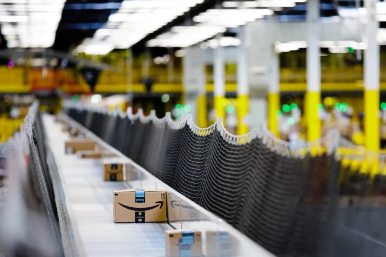 La ola de despidos por IA ya se siente en 2026: Amazon, Nike y Mercado Libre ajustan miles de empleos