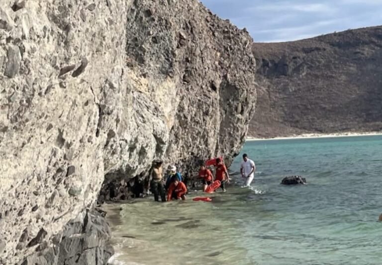 Marina rescata a dos turistas atrapados por la marea en Playa Balandra