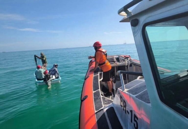 Auxilian a tres pescadores tras quedar a la deriva frente a Yucalpetén
