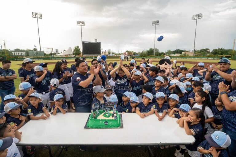 Edwin Bojórquez encabeza festejo de primer año de Escuela Gratuita de Béisbol “Azulejos de Kanasín”