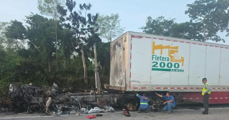 Tractocamión sale de la Mérida-Cancún y termina envuelto en llamas